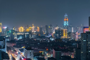 夜晚的城市 天际线被点亮了。