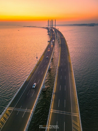 夕阳下在水上行驶的汽车