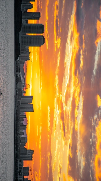 夕阳下有高楼大厦和云在天空飞行的城市