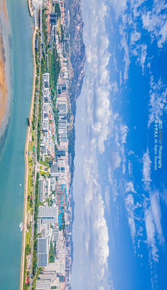 岛屿上的城市 aerial view of a city on an island with blu