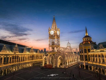 夕阳或黄昏时的大型建筑配钟楼