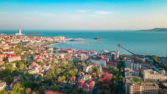 沿着水湾海岸的一座美丽的城镇