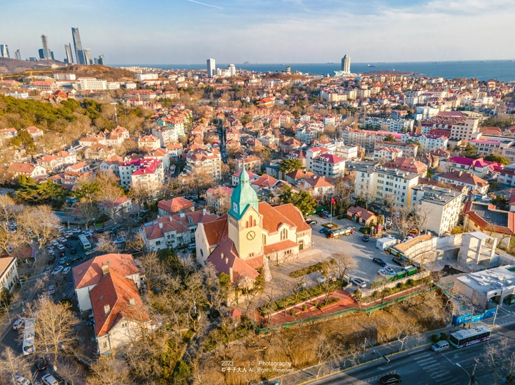 市中心的一座城市的 aerial view