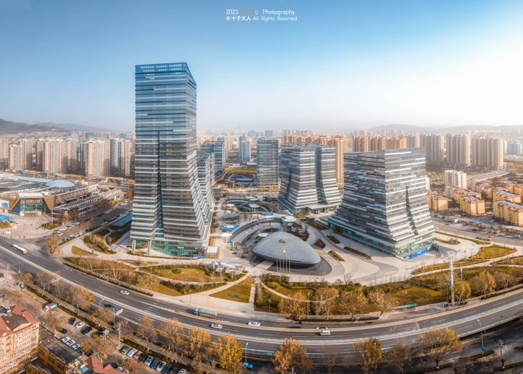 城市中心的摩天大楼照片