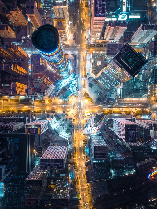 夜晚的大城市的 aerial view