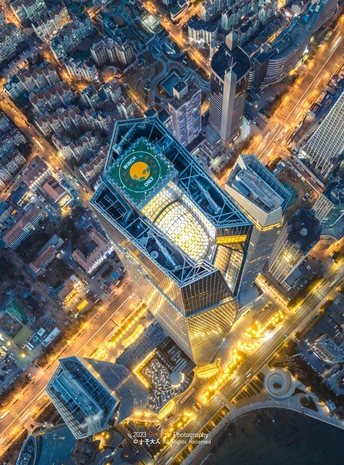 城市夜景从高楼塔顶的航空照片