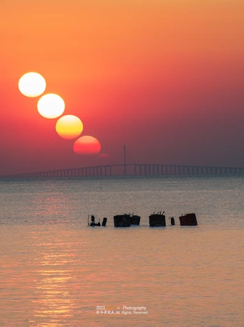 夕阳下的水面 太阳在天空中落下