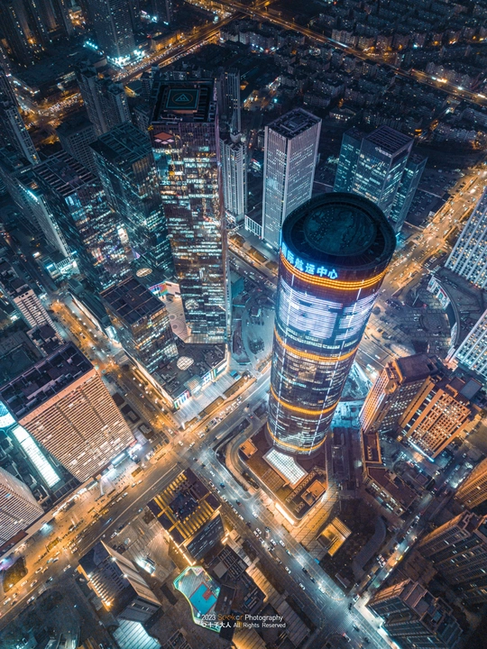 从一座高塔的顶部拍摄的夜晚照片