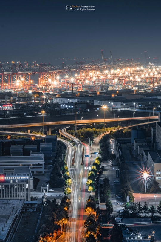 夜晚交通繁忙的城市