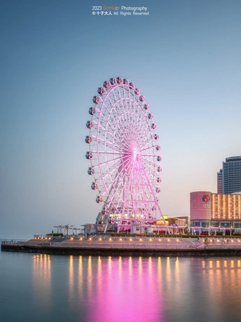 夜晚照亮的大型法拉第轮