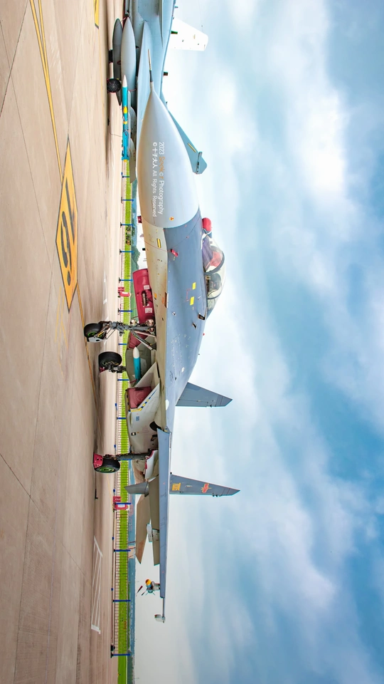 飞机在蓝天上飞越一座高楼