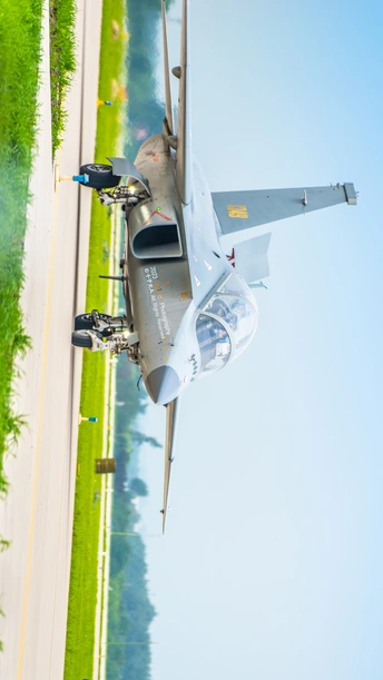 一架飞机在天空中飞得很高