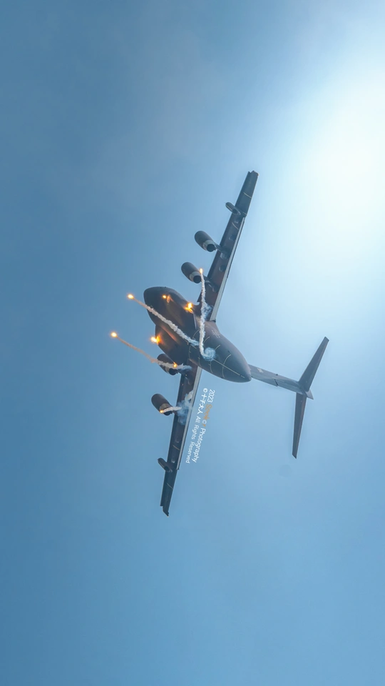 一架小型飞机在蓝色的云雾缭绕的天空上飞行