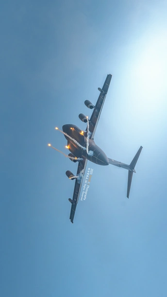 一架小型飞机在蓝色的云雾缭绕的天空上飞行