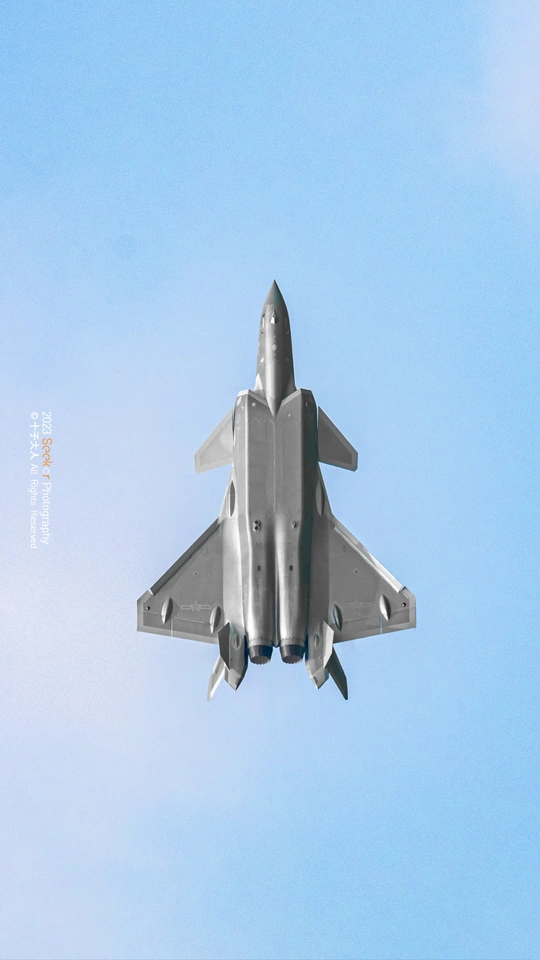 一架喷气式飞机在蔚蓝的天空中飞行