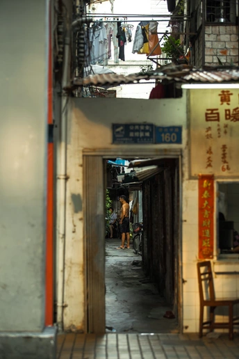 一条狭窄的巷子 人们沿着街道走