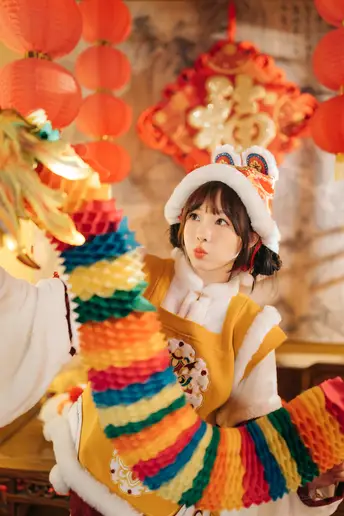 一位穿着 colorful 传统服装的年轻女子