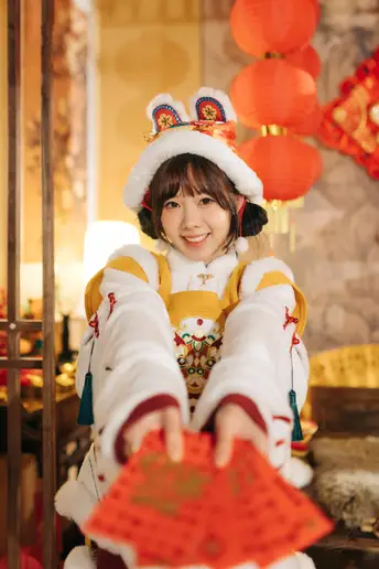 一位穿着传统服装的年轻女子抱着一个人