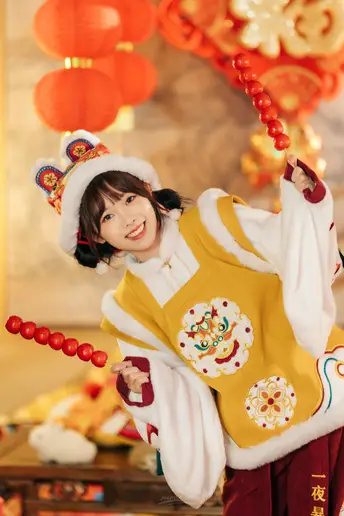 一位穿着传统服装的年轻女子