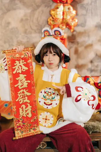 一个小男孩穿着传统的服装 参加西方基督教节日 坐在一个人身上。