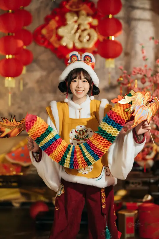 一个穿着传统服装的年轻男孩或女孩