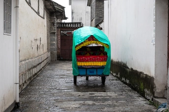 一个小船或马车停在建筑物之间的狭窄小巷中