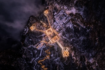 夜晚照亮悬崖上的城堡