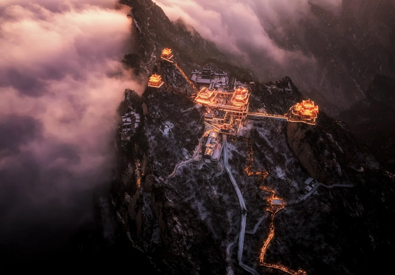 夜晚拍摄的一座山顶城市照片 天空中云层和城堡