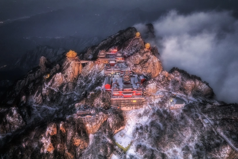 山顶上的城市夜晚云雾缭绕