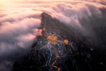 山顶的 aerial view 日出或日落时天空中的云彩