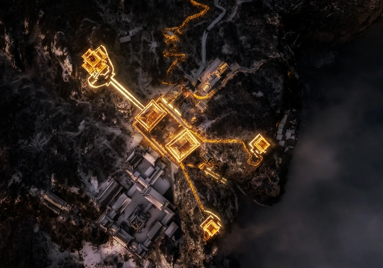 夜晚在多云的天空下的城市 aerial view