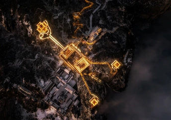 夜晚在多云的天空下的城市 aerial view