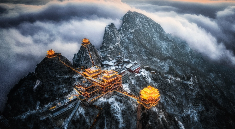 照片上世界最高峰云层之上