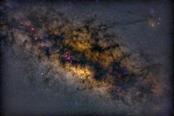 星系中央区域的广域视图