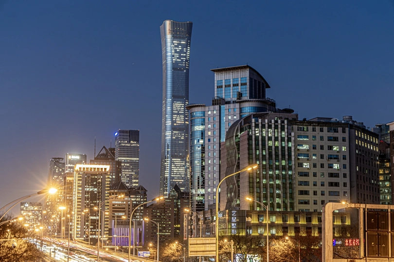 夜晚的城市 高楼林立 街道上车水马龙。