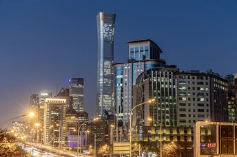 夜晚的城市 高楼林立 街道上车水马龙。