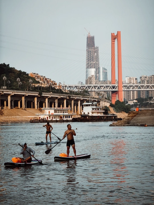 一些人在水中站在一些木板上