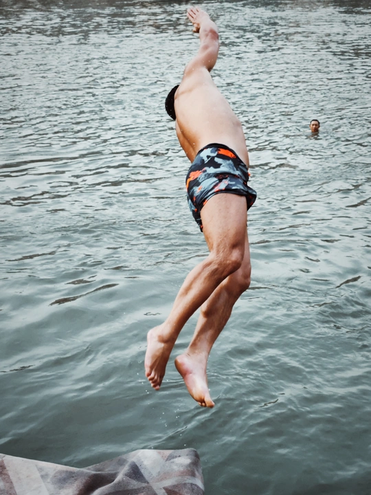 一个年轻人跳入水中