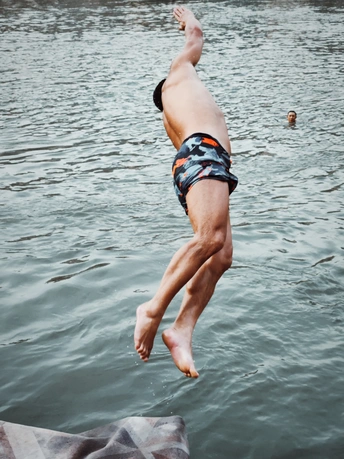 一个年轻人跳入水中