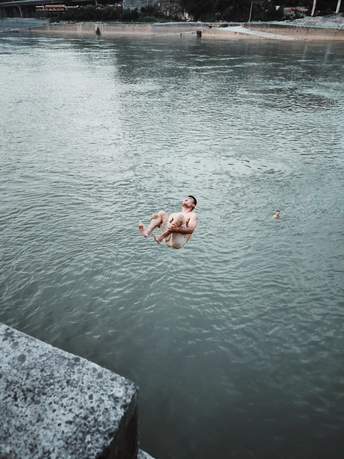一个在湖中漂浮的冷水中游泳的男人