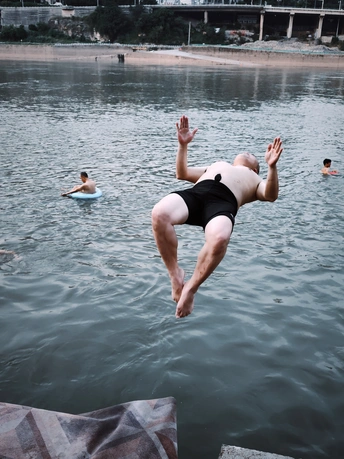 一个男子跳入水中