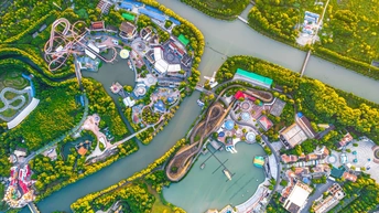 游乐园的鸟瞰图 有花园、岛屿和流经城市景观的河流