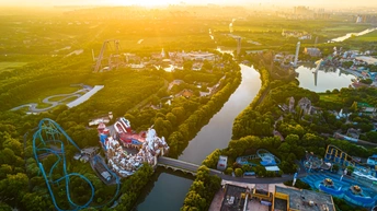 以河流和城市为背景的游乐园鸟瞰图