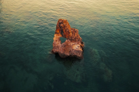 夕阳下的海中的岩石
