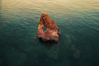 夕阳下的海中的岩石