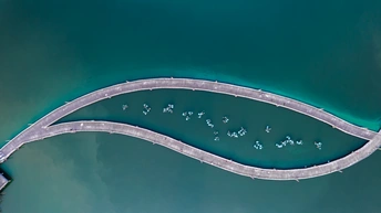 蓝天下的跨海大桥