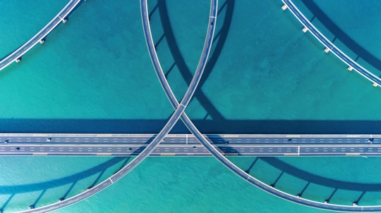 高速公路上的桥的俯视图