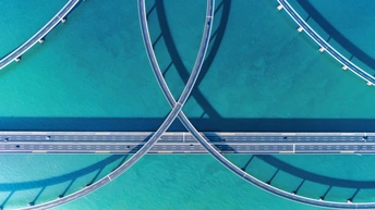 高速公路上的桥的俯视图