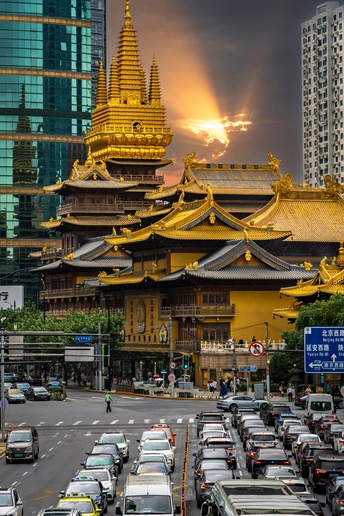 城市中的交通堵塞 街道上停满了汽车