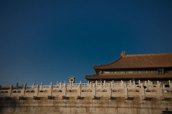 背景为蓝色天空的大楼